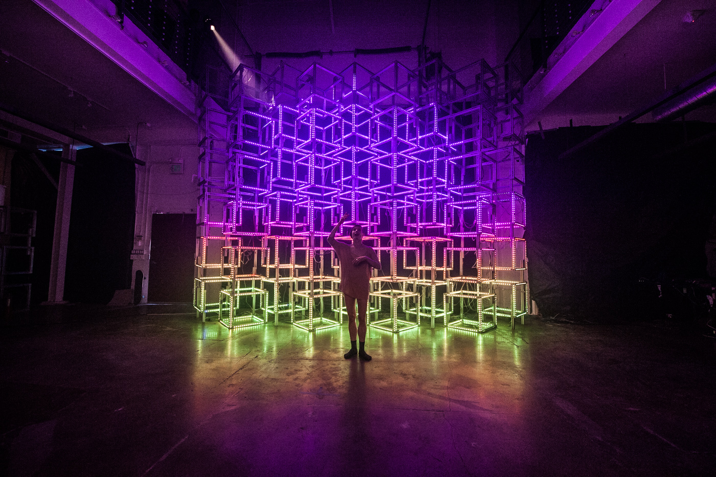 Una escultura de LEDs deslumbra en el nuevo video musical de Cathedrals