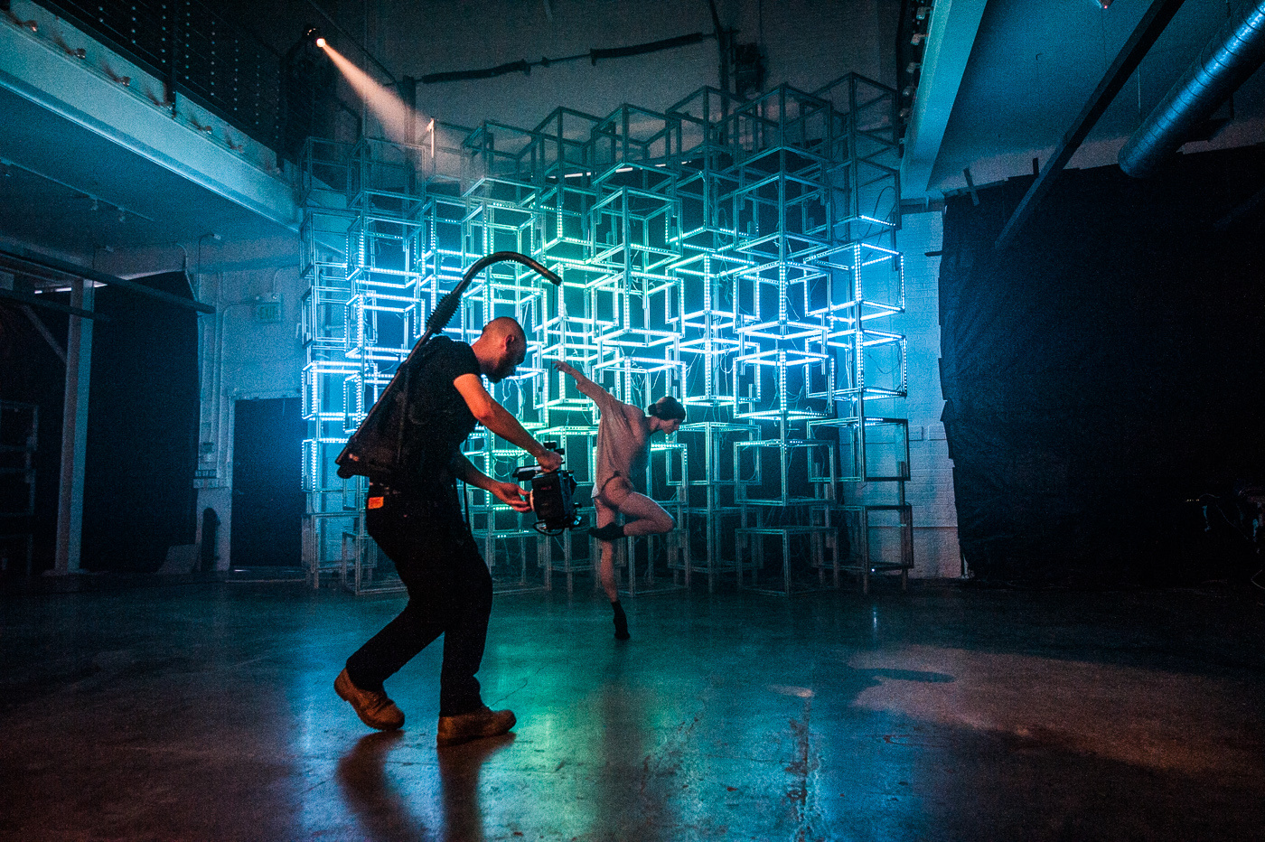Una escultura de LEDs deslumbra en el nuevo video musical de Cathedrals